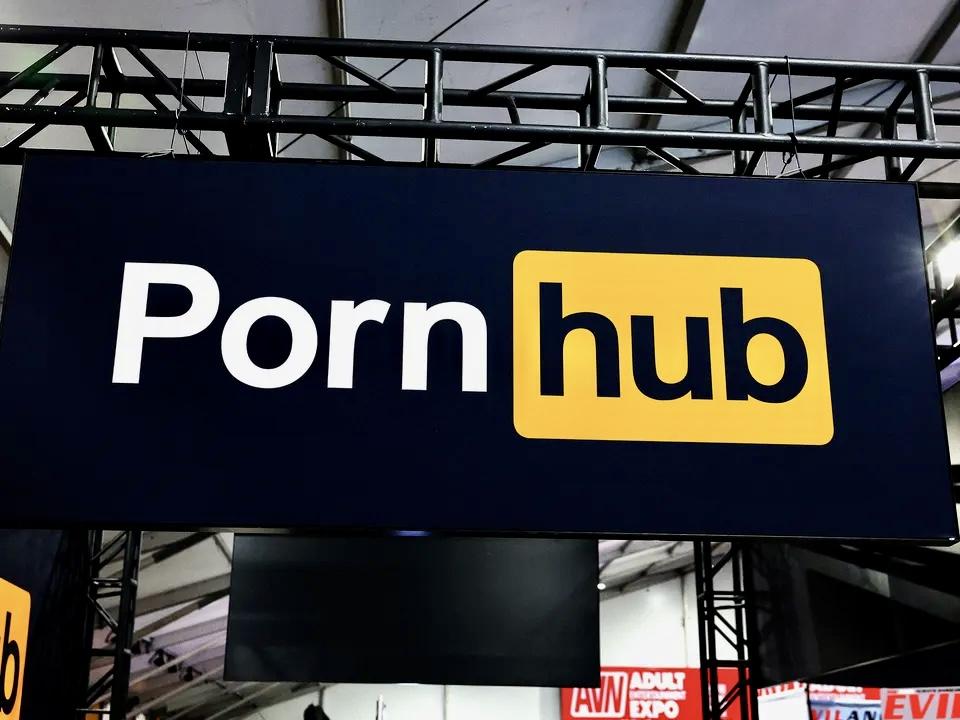 Откуда не ждали Pornhub призвал Apple Google и Microsoft проверять возраст пользователей на уровне операционных систем Площадка поддерживает меры по защите несовершеннолетних но считает что проверки на уровне отдельных сайтов не работают Такие меры не достигают главной цели не блокируют доступ к контенту который не подходит по возрасту Компания предлагает внедрять верификацию на устройствах После подтверждения возраста смартфон или планшет сможет передавать эти данные сайтам через API www iphones ru 1346483 новости iphonesru