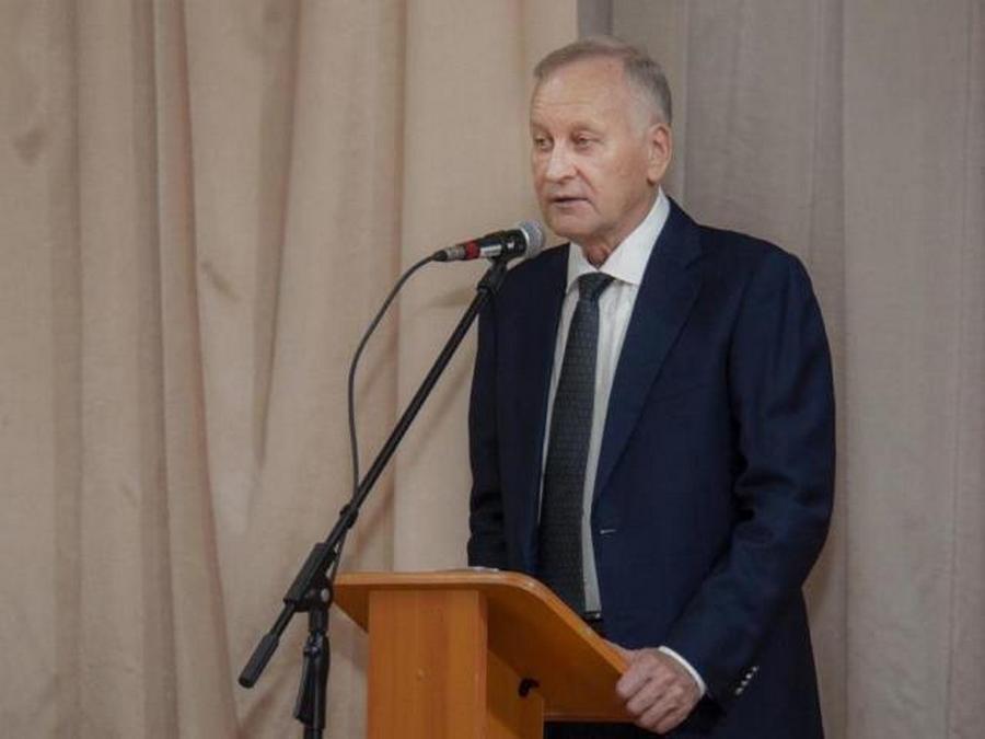 Прокуратура Приморья направила в суд уголовное дело в отношении бывшего ректора ВГУЭС Геннадия Лазарева Ему инкриминируют создание преступного сообщества мошенничество и легализация доходов на сумму свыше 80 млн руб По данным следствия с 2013 по 2021 г члены преступного сообщества действуя в сговоре с Лазаревым незаконно отчуждали имущество ВГУЭС в пользу подконтрольных коммерческих структур Затем это имущество передавалось университету в аренду Поступившие арендные платежи на сумму более 24 млн руб были похищены плюс имущество на сумму 46 млн руб было легализовано В рамках расследования наложен арест на имущество фигурантов на сумму свыше 250 млн руб Недвижимость уже возвращена в государственную собственность и передана в пользование ВГУЭС Кроме того Лазарева обвиняют в растрате более 13 млн руб АО Восточная Верфь и хищении акций предприятия на сумму свыше 2 2 млн руб Стоит отметить что в прошлом году во Владивостоке начался суд над другими фигурантами преступного сообщества действовавшего по мнению прокуратуры на территории Восточной верфи Среди обвиняемых бывший прокурор Приморского края Валерий Василенко экс глава Восточной Верфи Олег Зубахин его общественный советник Сергей Кралевич криминальный авторитет Виталий Широков Монгол и юрист Яна Поливода