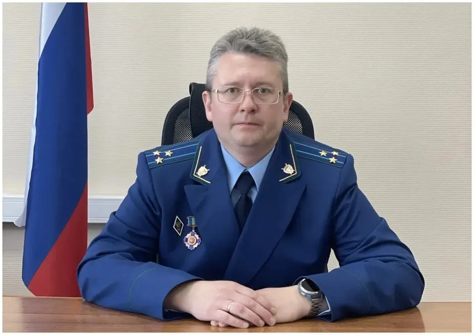 Новым прокурором Миасса стал старший советник юстиции Андрей Анохин В Миассе Челябинской области назначен новый прокурор города Приказом Генерального прокурора Российской Федерации эту должность получил старший советник юстиции Андрей Анохин Сегодня глава регионального ведомства Игорь Донгаузер лично представил его коллективу а также руководителям органов власти Прокурор области определил для нового руководителя основные задачи обозначил имеющиеся проблемные вопросы в сфере жилищно коммунального хозяйства требующие прокурорского вмешательства добавили в пресс службе ведомства   Подписаться на chelkp Мы в MAX