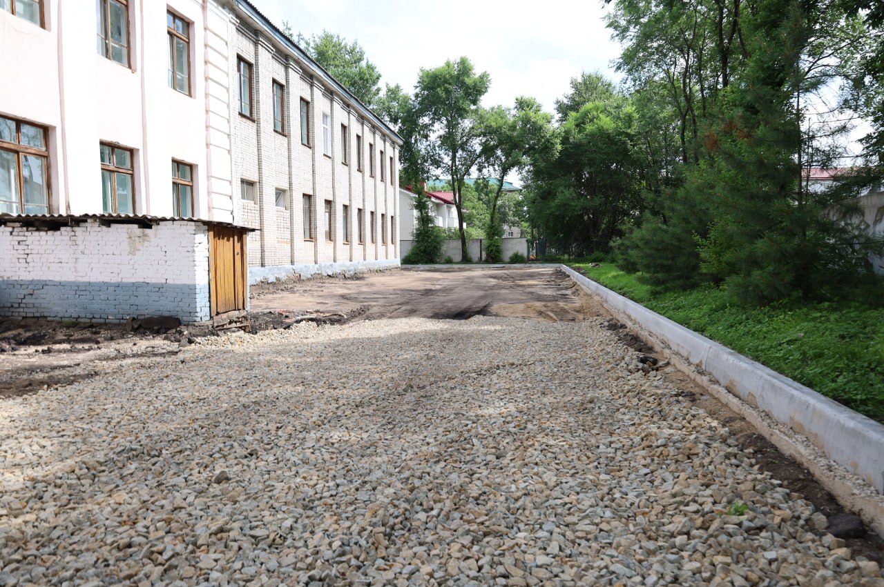 В Биробиджане обновляют пришкольные территории ⏺Работы ведутся на средства, которые регион получил благодаря договоренности врио губернатора ЕАО Марии Костюк с Правительством России и заместителем председателя правительства — полномочным представителем Президента в Дальневосточном федеральном округе Юрием Трутневым. На школы начали обращать внимание и это радует, - поделилась Анастасия Панчук. – Мой ребенок учится в шестой школе. В прошлом году у нас заработал современный модульный спортзал который пользуется популярностью у детей. А в этом году обновят и пришкольную территорию. Учеба будет проходить в комфортных условиях. ⏺В настоящее время подрядчик работает в школах № 5, 6, 8, 11 и 16. Здесь проводят демонтаж старого покрытия и бортовой камень. ⏺Мэр Биробиджана Максим Семёнов и депутаты городской Думы побывали на ремонтируемых объектах. В этом году мы ремонтируем территории школ и детских садов, - рассказал мэр Биробиджана Максим Семёнов. – Три детских сада уже готовы, здесь начался образовательный процесс. Сейчас подрядчик зашел на территории пяти школ. В лицее № 23, который мы капитально ремонтируем, школах № 4 и 14 работы начнутся немного позже. В целом же ремонт идет в графике, проблемных вопросов нет. #биробиджан #мэрбиробиджана #мэриябиробиджана #президент #детскиесады #образование