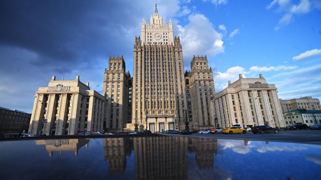 Литва и Латвия перестали признавать пятилетние загранпаспорта россиян, — МИД РФ.  Ведомство призвало россиян своевременно оформлять десятилетние биометрические паспорта.