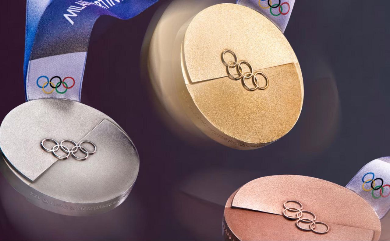 Оказалось что атлетам на Олимпиаде заменят медали с дефектами Оргкомитет Олимпийских игр в Италии сообщил что все дефектные награды будут отремонтированы или заменены Некоторое количество медалей имели дефекты оргкомитет немедленно занялся этой проблемой совместно с монетным двором Италии отвечающим за производство медалей Решение было найдено атлеты у которых были проблемы с медалями могут вернуть их в оргкомитет Они будут отремонтированы или заменены сказал глава операционной службы оргкомитета Лука Касасса