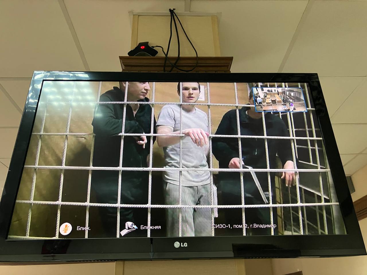 Апелляция на приговор адвокатам Навального День второй Владимирский суд продолжает рассматривать апелляцию на приговор защитникам Алексея Навального В январе Вадима Кобзева приговорили к 5 5 годам колонии Алексея Липцера к 5 годам а Игоря Сергунина к 3 5 годам по статье об участии в экстремистском сообществе Суд счел что они передавали письма оппозиционера из колонии его соратникам Прокуратура хочет увеличить сроки адвокатам В случае Вадима Кобзева и Алексея Липцера обвинение просит исключить тяжелое материальное положение семьи как смягчающее обстоятельство несмотря на наличие у обоих малолетних детей Ужесточить наказание Игорю Сергунину несмотря на его сделку со следствием прокуратура хочет потому что все доказательства были собраны и без его признательных показаний в условиях очевидности Медиазона ведет онлайн zona media online 2025 09 22 lawyers 2 Купите наш Зона VPN и всегда оставайтесь на связи с нами zona vpn bot
