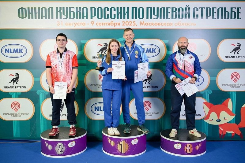 Регион 29 Новодвинец Леонид Екимов победитель финала Кубка России по пулевой стрельбе Финал Кубка России по стрельбе из малокалиберного оружия проходит в Московской области Заслуженный мастер спорта России Леонид Екимов уверенно пробился в финал продемонстрировав мастерство в скоростной стрельбе из малокалиберного стандартного пистолета по пяти мишеням с расстояния 25 метров В решающем поединке он встретился с Тимуром Падериным из Удмуртской Республики Перед финальным раундом разница в счёте составляла шесть очков в пользу Екимова и для победы ему необходимо было поразить все пять мишеней Итоговый результат матча 31 29 в пользу Леонида Екимова представляющего спортивную школу олимпийского резерва Поморье Фото Стрелкового союза России Источник Администрация МО Город подробнее на канале Регион 29