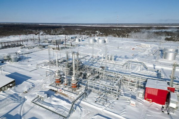 ЯТЭК переориентируется на энергоёмкие цифровые проекты в Якутии   www eprussia ru news base 2025 1723406 htm ПАО Якутская топливно энергетическая компания ЯТЭК корректирует стратегию развития адаптируясь к текущим экономическим условиям и технологическим тенденциям Компания приняла решение приостановить проект Якутский СПГ и переориентироваться на новые способы монетизации газа в первую очередь на энергоснабжение цифровых и высокотехнологичных производств сообщила пресс служба компании новости энергетики ЯТЭК Якутия энергетика цифровые проекты