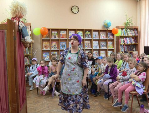 "Книжное лето" для юных калужан подготовила областная детская библиотека В Калужской области стартовало "Книжное лето-2025". В этом году акция посвящена писателям-юбилярам. Во время летних каникул юных калужан ждут выставки, литературные путешествия, викторины, но самое главное — участие в областном конкурсе, который состоит из четырёх номинаций.