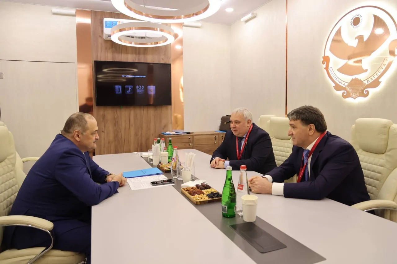 Сергей Меликов обсудил с руководством Упрдор Кавказ строительство ключевых дорожных обходов в Дагестане На полях КИФ глава региона провел встречу с начальником учреждения Александром Лукашуком Обсуждали развитие дорожной инфраструктуры республики и в частности реализацию масштабных проектов по строительству современных скоростных трасс в обход Хасавюрта Дербента и Махачкалы Они играют ключевую роль для развития транспортного потенциала республики  Обход Хасавюрта Протяженность новой трассы составит 21 км с освещением и разделением встречных потоков Готовность объекта около 30 а завершение работ запланировано на 2028 год  Обход Дербента Проект включает строительство четырех транспортных развязок и двух тоннелей На 22 км участка уже ведутся активные работы по возведению земляного полотна  Северный обход Махачкалы Трасса длиной 31 1 км соединит федеральные дороги Р 215 и Р 217 Документация уже прошла экспертизу Читать нас в МАХ