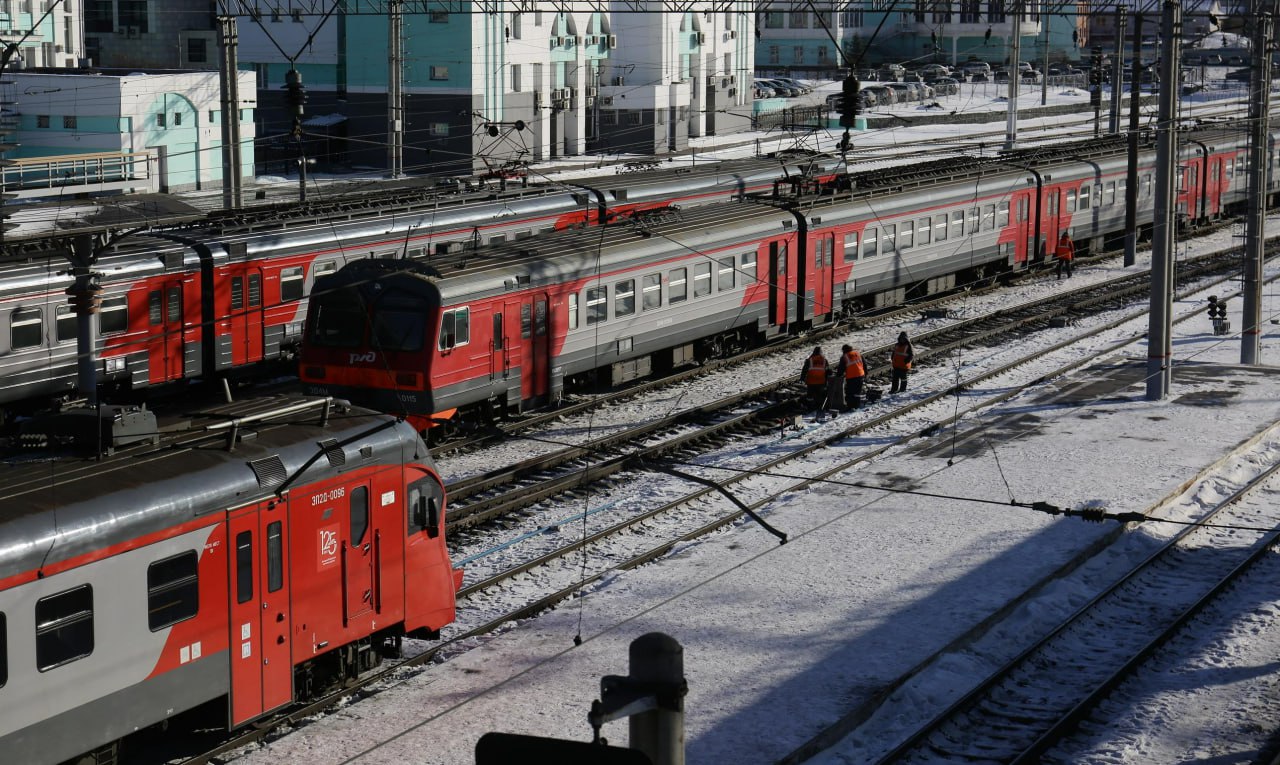 Скорому поезду Томск – Новосибирск добавили рейсов в новогодние каникулы  В новогодние каникулы в расписание скорого поезда Томск  – Новосибирск внесут добавочные рейсы. Поводом для этого стал рост популярности железнодорожного транспорта в праздничные дни.  По информации перевозчика, скорый поезд №869/870 Томск-2 – Новосибирск-Главный отправится в дополнительные рейсы в обе стороны 30 декабря, 2, 6, 7 и 8 января. На 31 декабря назначат ещё одну поездку в Новосибирск. Таким образом, с 28 декабря по 8 января пассажиры смогут добраться этим способом из Томска в Новосибирск ежедневно, кроме 1 и 4 января 2025 года, а из Новосибирска в Томск — ежедневно, кроме 31 декабря, 1 и 4 января.  Кроме того, РЖД увеличила число предновогодних рейсов из Новосибирска в российскую столицу. Поезд №213 в Москву 24 и 26 декабря отправится со станции Новосибирск-Главный в 20:17. В составах будет по 15 вагонов. Это 396 плацкартных мест, 156 мест в купе, 14 — для маломобильных пассажиров.