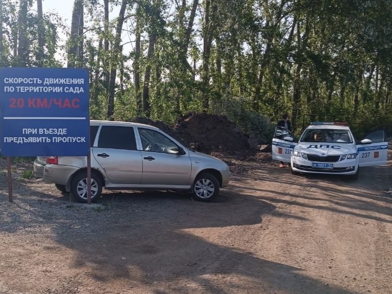 Сотрудники ДПС задержали в Челябинске нетрезвого угонщика автомобиля Инспекторы полка ДПС Госавтоинспекции УМВД России по г. Челябинску во время несения службы в Тракторозаводском районе города обратили внимание на автомашину марки «Лада Калина», на которой был совершен наезд на металлическую конструкцию. За управлением автомобиля находился мужчина с явными признаками опьянения. Документов, подтверждающих право собственности при нем не оказалось. Мужчина был задержан и доставлен в районный Отдел полиции. В дальнейшем полицейские установили, что задержанный увидел у центральной проходной одного из садовых товариществ Тракторозаводского района открытую машину с ключами в замке зажигания. Воспользовавшись ситуацией, он сел за руль и поехал. Однако в виду сильного алкогольного опьянения далеко уехать не смог и совершил наезд на металлическую конструкцию, после чего был задержан сотрудниками Госавтоинспекции. В отношении 27-летнего подозреваемого в Отделе полиции «Тракторозаводский» УМВД России по г. Челябинску возбуждено уголовное дело по признакам преступления, предусмотренного частью 1 статьи 166 УК РФ Неправомерное завладение автомобилем или иным транспортным средством без цели хищения . #мвд74 #полиция74 #челябинскаяобласть #Госавтоинспекция74