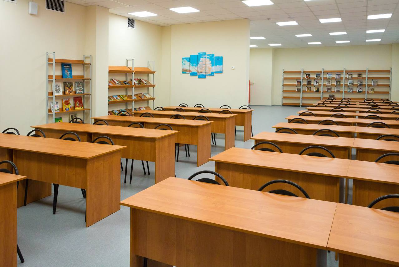 Директора лицея в Челябинске оштрафовали за поножовщину на уроке Двух педагогов лицея в Курчатовском районе привлекли к дисциплинарной ответственности, а руководителя оштрафовали на 10 тысяч рублей за нападение ученицы с ножом на одноклассника в разгар урока. — На основании постановления прокурора директора лицея за нарушение прав обучающегося мировой судья привлек к административной ответственности по части 2 статьи 5.57 КоАП РФ, — уточнили в надзорном ведомстве. Инцидент произошел еще зимой в лицее на северо-западе Челябинска. Шестиклассница ударила раскладным ножом в бедро 12-летнего школьника прямо в разгар урока. Учитель не обратила на это внимание, хотя находилась близко к детям. На перемене другой педагог, узнав о произошедшем, осмотрел рану, но скорую и полицию не вызвал. В итоге в больницу ребенка позже доставил родственник. Голосовать за канал