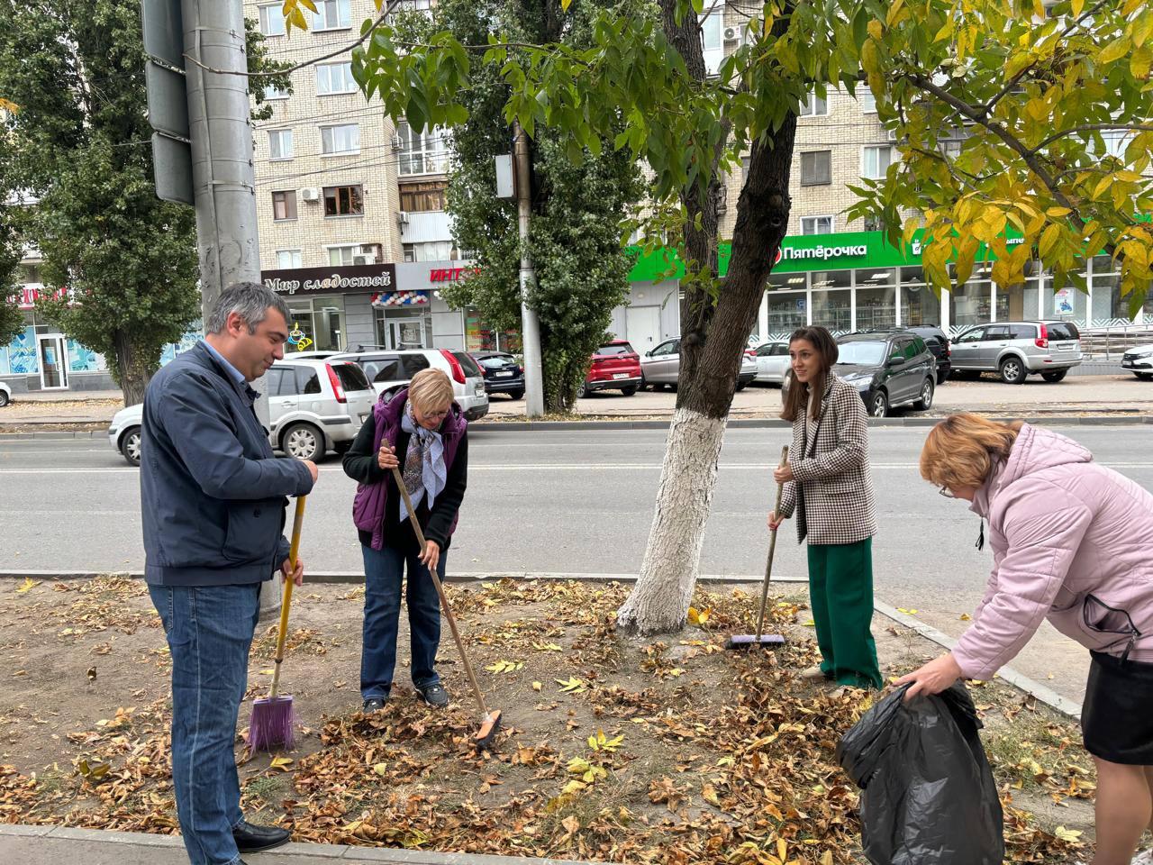 Осенний марафон чистоты продолжается  Вот уже не первую субботу сотрудники областного минздрава облагораживают пространство рядом с министерством  Основная задача  - уборка опадающей листвы и мелкого мусора.  «Субботники, проводимые в рамках объявленного губернатором Романом Бусаргиным месячника по благоустройству, носят регулярный характер. Общими усилиями наводится порядок в каждом уголке города. Только вместе мы можем сделать свой город лучше, чище и прекраснее», - прокомментировал министр здравоохранения Владимир Дудаков