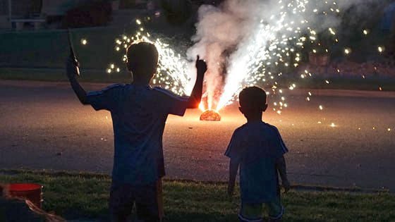 В Узбекистане законодательно ограничен оборот пиротехнических изделий  На одиннадцатом пленарном заседании Сената Олий Мажлиса рассмотрен и одобрен Закон Об обороте пиротехнических изделий направленный на усиление контроля за ввозом хранением и использованием пиротехники в стране Как отметили сенаторы несмотря на принимаемые меры случаи незаконного ввоза пиротехнических изделий из за рубежа продолжают фиксироваться Новый закон направлен на защиту жизни и здоровья граждан имущества и обеспечение соразмерности правовых мер Что изменится впервые на законодательном уровне дано определение понятию пиротехнические изделия изделия разделены по классам опасности I V определён свободный и ограниченный оборот таких изделий   В свободном обращении разрешены только изделия I класса опасности это бенгальские огни настольные фонтаны и хлопушки с радиусом опасной зоны до 0 5 метра Полностью запрещён оборот пиротехники II V классов опасности включая петарды и уличные фонтаны Их использование разрешается только оборонным предприятиям и при организации официальных фейерверков   Государственный контроль за оборотом пиротехнических изделий будет осуществляться Национальной гвардией а также органами внутренних дел и таможни В Кодексе об административных правонарушениях усиливаются санкции штраф за незаконное использование пиротехники повышен до 25 базовых расчётных величин Сенаторы подчеркнули что принятие закона создаёт правовую основу для эффективного контроля предупреждения незаконного оборота пиротехники и обеспечения безопасности граждан Закон одобрен и вступит в силу после официального опубликования Tashkent Land