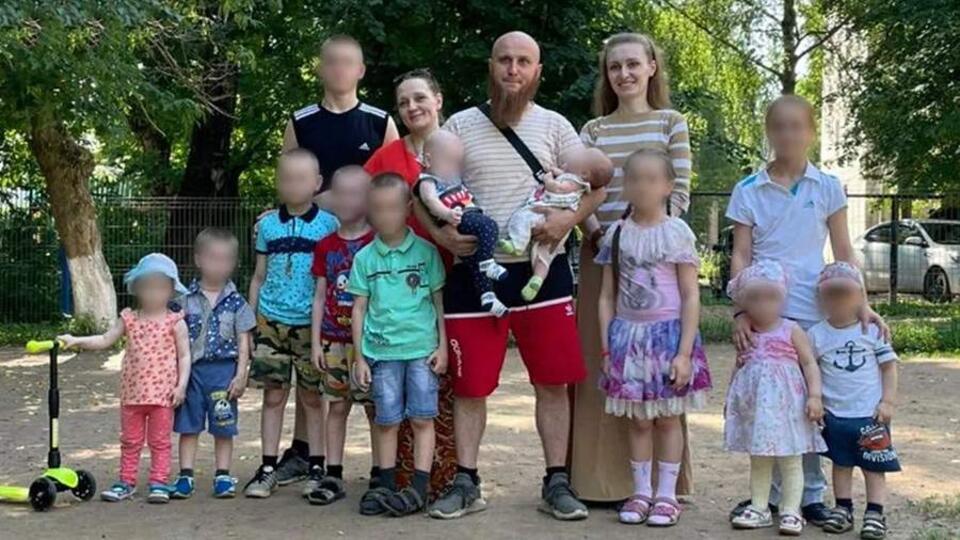 Одна из дочерей многоженца из Москвы Ивана Сухова обвинила его в эфире федерального канала в домогательствах. СК по Владимирской области, откуда он родом, проводит проверку. По словам 19-летней дочери Анны, в подростковом возрасте она якобы неоднократно подвергалась сексуализированному насилию со стороны своего отца. С ее слов, то же самое он делает и с другими дочками. Источник РЕН ТВ сообщил, что проверку организовали по информации из телевизионной передачи, заявление в органы никто не писал. По словам девушки, противоправные действия мужчина совершил, когда семья проживала в Александрове, поэтому проверку проводит СК указанного региона. Иван Сухов проживает на юго-востоке Москвы. По информации из открытых источников, у него 30 детей, он не скрывает, что хочет увеличить это число. В конце 2024 года на него пожаловались в органы опеки, он ответил, что ему "скрывать нечего". Сухов также заверил РЕН ТВ, что с женами проблем нет, все друг друга уважают. : VK / Иван Сухов Буст Отправить новость