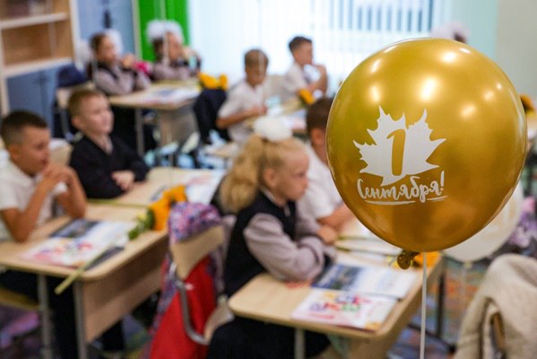 Родители через Госуслуги подали более 1 млн заявлений на зачисление в первый класс Это на 13 больше чем в приёмную кампанию прошлого года уточнили в Минцифры Порталом пользовались родители 75 детей из регионов где был доступен сервис в Москве и Московской области запись велась на региональных порталах Всего с помощью Госуслуг родители записали в первый класс около 2 3 всех первоклассников в стране говорится в Telegram канале ведомства В публикации отмечается что в 90 случаев заявления на поступление в школы подавали матери Подпишись на Говорит Москва