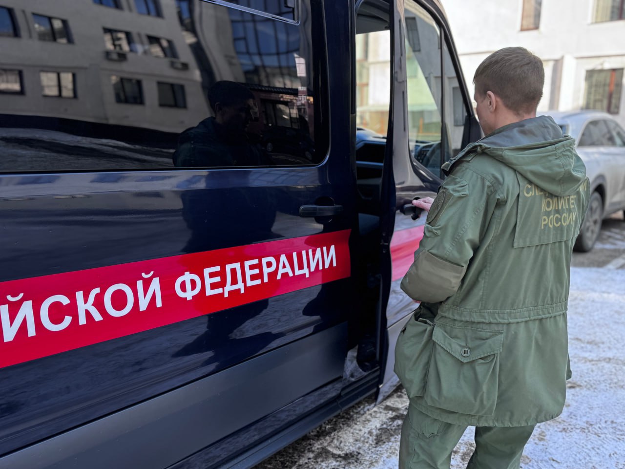 В Коврове местный житель осужден за причинение смертельных травм знакомому На основании доказательств, собранных следователем регионального управления СК России, судом вынесен обвинительный приговор в отношении жителя Коврова 1987 года рождения, признанного виновным в совершении преступления, предусмотренного ч. 4 ст. 111 УК РФ умышленное причинение тяжкого вреда здоровью, повлекшее по неосторожности смерть потерпевшего . Следствием и судом установлено, что 17 мая 2024 года обвиняемый в состоянии алкогольного опьянения пришел к дому знакомого на улице Зои Космодемьянской города Коврова с целью забрать временно переданную тому музыкальную колонку. Встретив потерпевшего на улице, он его окрикнул, но мужчина пошел в другую сторону. Посчитав, что тот сделал это намеренно, фигурант догнал и нанес знакомому несколько ударов руками и ногами по голове и телу, причинив телесные повреждения, от которых потерпевший 1980 года рождения скончался до приезда скорой помощи, вызванной ему родственниками. В ходе расследования судом по ходатайству следователя СК в отношении мужчины была избрана мера пресечения в виде заключения под стражу. Приговором суда виновному назначено наказание в виде лишения свободы сроком на 8 лет 6 месяцев с отбыванием в колонии строгого режима.