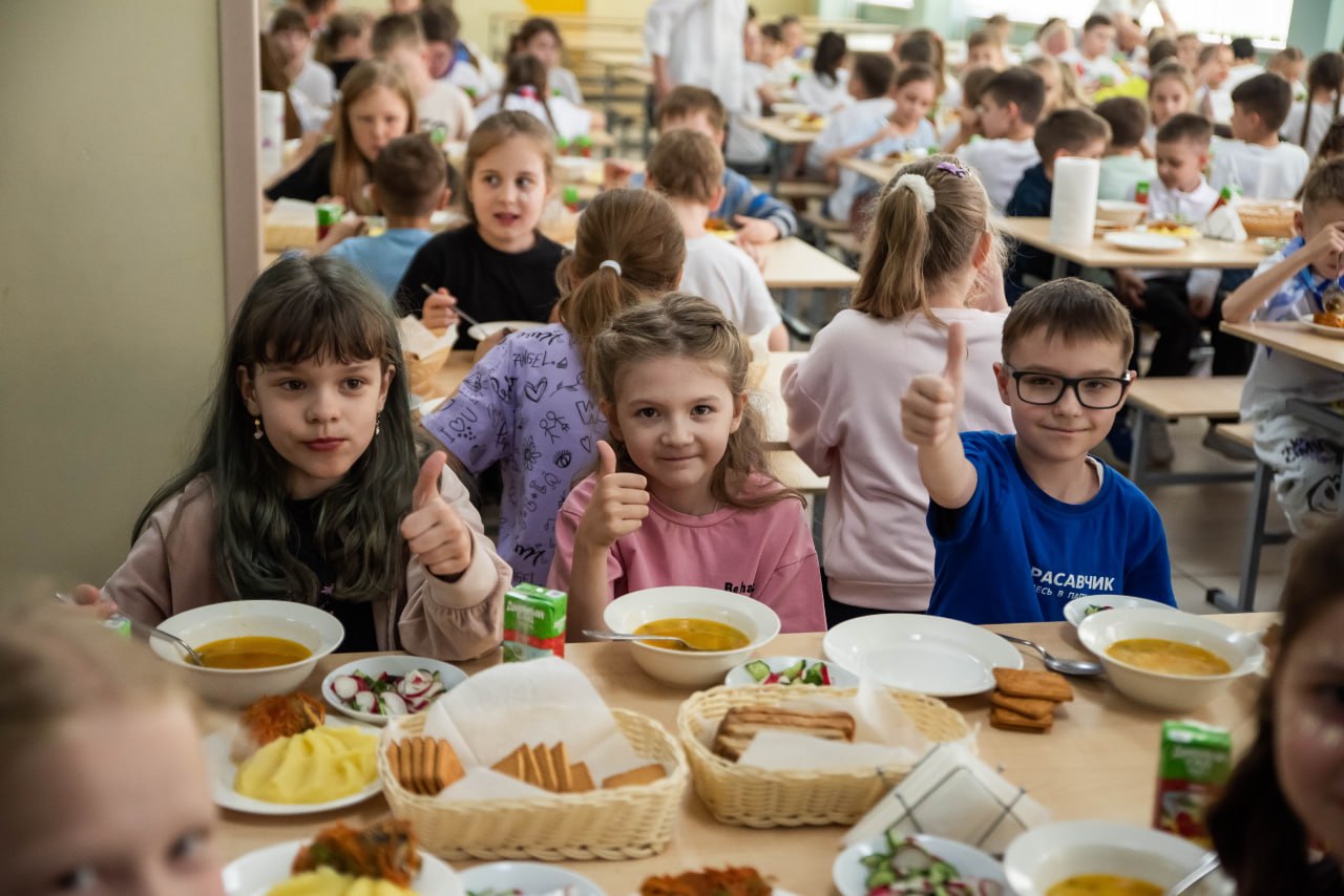 Летняя оздоровительная кампания продолжается и в школьных лагерях города. На базе 57 школ в июне работает 61 лагерь с дневным пребыванием. Председатель комитета образования города Лидия Асадчих побывала в школах № 57 и № 58 с проверкой организации питания детей. В детских пришкольных лагерях ребята находятся менее 8 часов, поэтому по стандартам для них организовано двухразовое питание. Это завтрак и обед. Сейчас калораж и компонентные составляющие питания увеличены на 20%. Это связано с активным времяпрепровождением воспитанников. Технолог оператора питания рассказала, что сегодня на завтрак у школьников был омлет и биточки из мяса птицы, на обед — гороховый суп, пюре с рыбой и салатом, сок. Каждый день обязательны фрукты. Все продукты сертифицированы и проходят контроль. — Мы понимаем, что питание — это очень чувствительная тема не только для родителей, но и для педагогов и воспитателей. Ребята проводят здесь большое количество времени, и, безусловно, питание должно быть качественным. Важно, чтобы эта пища была горячая, качественная и вкусная. Наше сбалансированное питание осуществляется в соответствии с меню, которое согласовывается с Роспотребнадзором, — подчеркивает Лидия Евгеньевна. Как и во время образовательного процесса, так и на период пришкольных лагерей, качество питания проверяется бракиражной комиссией, в которую обязательно входят заместитель директора по воспитательной работе, медицинский работник, социальный педагог, работник пищеблока, начальник лагеря. Также в любое время проверить питание детей могут сами родители в рамках родительского контроля. Фото: Артем Евдокимов