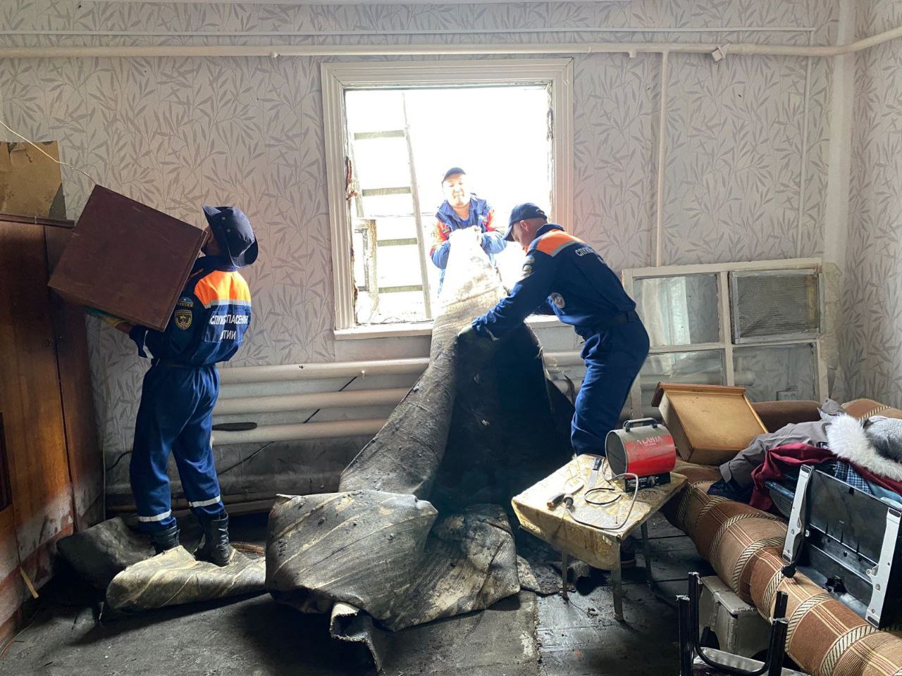 Восстановление инфраструктуры и помощь пострадавшим в населённых пунктах Оймяконского района Сегодня проведено очередное заседание Правительственной комиссии Республики Саха Якутия по ликвидации последствий паводков на территориях муниципальных районов «Абыйский улус район » и «Оймяконский улус район » под председательством министра экологии, природопользования и лесного хозяйства республики Евгения Перфильева. По информации первого заместителя министра транспорта и дорожного хозяйства Анатолия Потапова, в Оймяконском районе восстановлено движение на повреждённых участках автодороги в направлении Томтор — Куйдусун. На 24 июля Министерством труда и социального развития республики принято 1 412 заявлений от пострадавших граждан. Из них 1 033 — на единовременную материальную помощь и 379 — на финансовую помощь в связи с утратой имущества первой необходимости в пострадавших от паводка населённых пунктах. Подробнее читайте на официальном сайте министерства: