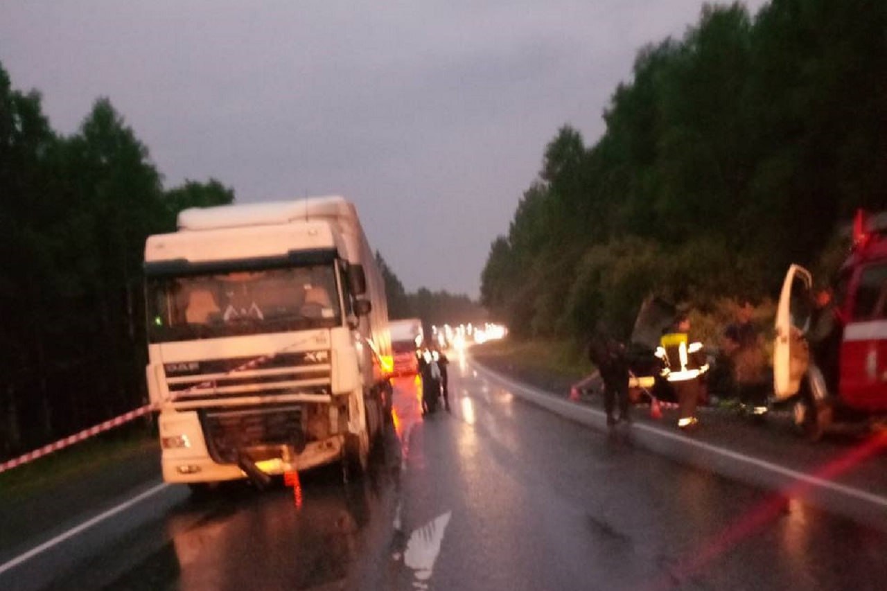 Водитель "Лады" разбился в ДТП с фурой на трассе М5 в Челябинской области Авария случилась около 21:00на 1693-м километре федеральной трассы М5 на территории Саткинского округа. По предварительным данным, "Лада" 15-й модели во время дождя при неустановленных обстоятельствах выехала на встречную полосу, где врезалась в тягач DAF с полуприцепом. Как сообщили в Управлении Госавтоинспекции по Челябинской области, 31-летний водитель "Лады" от полученных травм погиб на месте. Кроме того, ранения получил его пассажир, он был доставлен в больницу. Сейчас сотрудники ведомства устанавливают личность мужчины, на вид ему около 30-40 лет. На месте происшествия для выяснения всех деталей случившегося также работала следственно-оперативная группа. Фото: Управление Госавтоинспекции по Челябинской области Вести Южный Урал Челябинск