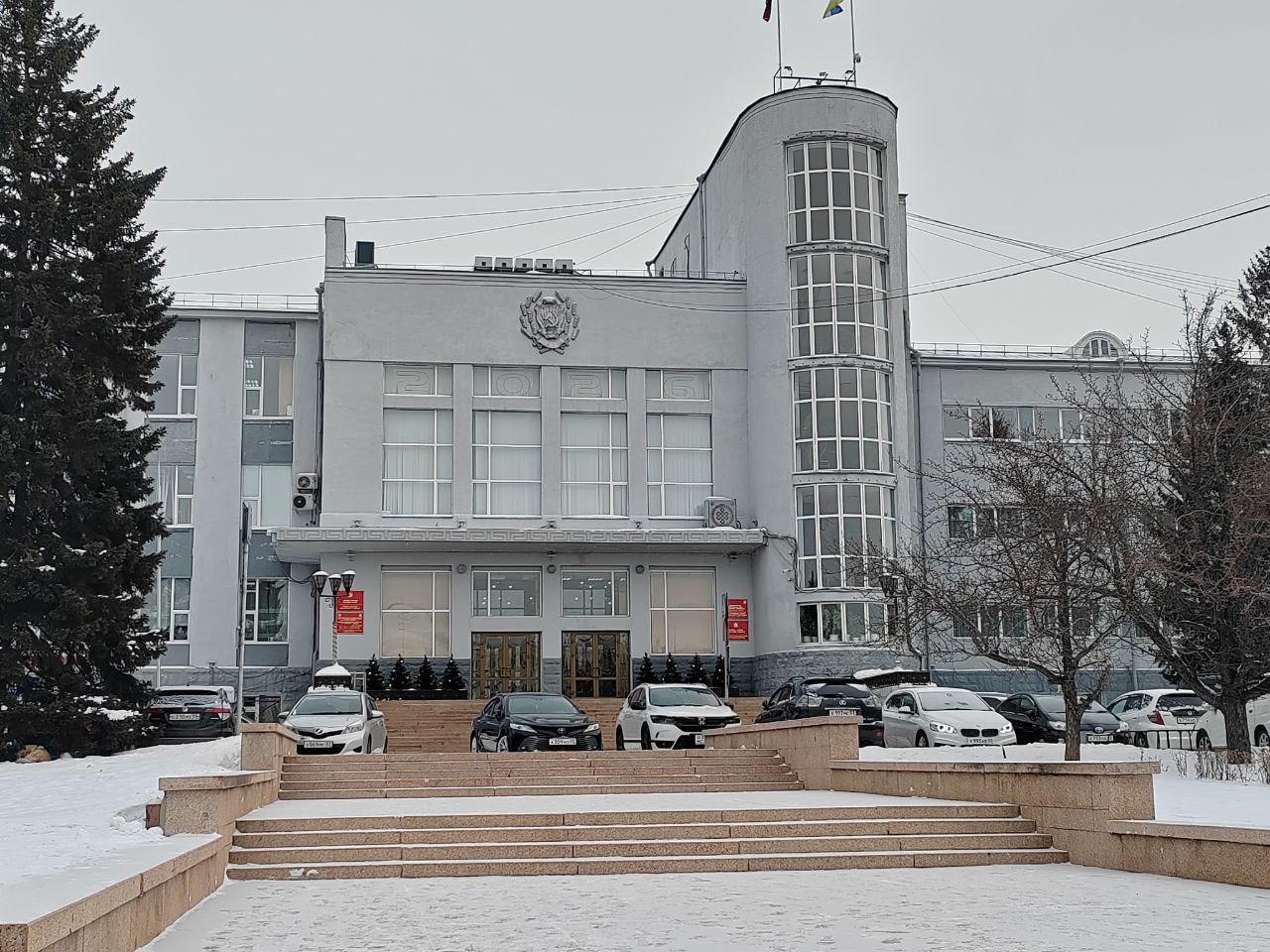 Глава Бурятии взял московскую историю с землячкой на контроль Алексей Цыденов сообщил что информация по ситуации с Марией Цыденовой поступила к нему 14 января В этот же день он связался с руководством Министерства внутренних дел непосредственно с заместителем министра после чего МВД было дано поручение по вертикали о разборе ситуации Уже с 14 января этим вопросом лично занимается начальник УВД по городу Подольску Со стороны Марии Цыденовой подано заявление в Следственный комитет там также проводится проверка рассказал Алексей Цыденов Выяснилось что в отделе полиции где происходили события установлены видеокамеры поэтому всё что происходило и как происходило зафиксировано Есть и видеозаписи с нагрудных камер сотрудников Поэтому проверка будет полной и объективной Ситуацию держим на контроле Прошу всех относиться к происходящему сдержанно мы во всём разберёмся и проинформируем о результатах Подобная ситуация уже была ранее с нашей землячкой в Подмосковье Тогда мы также проработали со всеми сторонами детально разобрались в обстоятельствах В этом случае будет так же разберемся по существу заверил глава Бурятии Напомним женщина утверждает что в Подольске ее задержала полиция несколько часов удерживала в закрытом помещении запугивала и даже применяла силу Фото Новая Бурятия