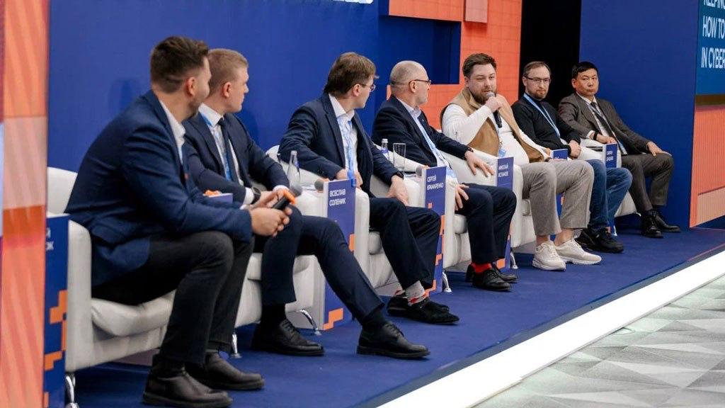 Т технологии увеличили до 10 млн рублей максимальное вознаграждение за подтверждение критической уязвимости в экосистеме Т банка Программа кибериспытаний запущена в июле 2025 года на платформе Standoff Bug Bounty За это время ни одному исследователю не удалось воспроизвести недопустимое событие несанкционированный доступ к внутренним сервисам закрепление в инфраструктуре с привилегированными правами внедрение кода в цепочку релизов и обход механизмов защиты и мониторинга Подтверждение такого сценария дает право на максимальное вознаграждение Для поиска уязвимостей разрешено тестировать мобильные приложения API бизнес логику партнерские интеграции и другие элементы цифровой экосистемы   Подробнее в материале Ведомости Инновации и технологии Пресс служба Т банка