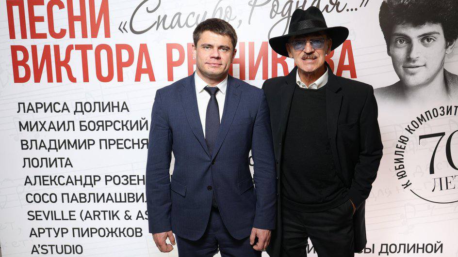 Преследование россиян за дискредитацию традиционных ценностей из за кино одобрили в Госдуме Группа депутатов во главе с председателем комитета по информационной политике Сергеем Боярским Единая Россия предложила штрафовать владельцев онлайн кинотеатров и соцсетей за распространение произведений дискредитирующих российские традиционные духовно нравственные ценности При первом нарушении штрафы для граждан составят до 10 тыс рублей для должностных лиц до 100 тыс а для юрлиц до 700 тыс При повторном нарушении суммы возрастут до 150 тыс для физических и до 3 млн рублей для юридических лиц За неисполнение требований об удалении контента владельцам сервисов придется заплатить от 20 тыс для граждан до 1 млн рублей для юрлиц Требования об удалении как считают авторы среди которых кузбасский депутат Антон Горелкин должен вносить Роскомнадзор Правительство РФ поддержало документ Комитет по защите семьи рекомендовать принять законопроект Но за что конкретно будут наказывать нарушителей депутаты обсуждавшие документ так и не поняли отмечает КоммерсантЪ Мы знаем что нельзя нельзя пропагандировать нетрадиционные сексуальные отношения чайлдфри А всё остальное Скажите нам что вы понимаете под этими ценностями спросила глава комитета Нина Останина у представителей правительства РФ Скажите что нельзя чтобы нам проголосовать за этот закон и потом на три миллиона штрафы эти впаривать Чиновники не смогли толком ответить Останина воздержалась от голосования но голосов остальных членов комитета хватило для поддержки очередного запретительного закона Подписаться Прислать новость Помочь бустами