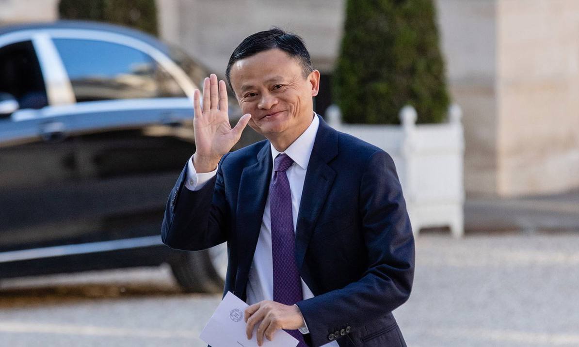 Джек Ма вернулся к управлению Alibaba но без официальной должности Bloomberg Сооснователь Alibaba Джек Ма вернулся к активному участию в делах компании после нескольких лет отсутствия сообщает Bloomberg После критики властей в 2020 м он отошел от управления компанией и уехал за границу Сам Ма подчеркнул что будущее Alibaba связано с облачными технологиями собственными чипами T head и линейкой ИИ моделей Qwen Более того именно он настоял на субсидиях в размере 7 млрд для конкуренции с другими игроками IT рынка   Теневое возвращение Ма может помочь Alibaba ожить после рекордного антимонопольного штрафа в 2 8 млрд в 2021 году settersmedia news