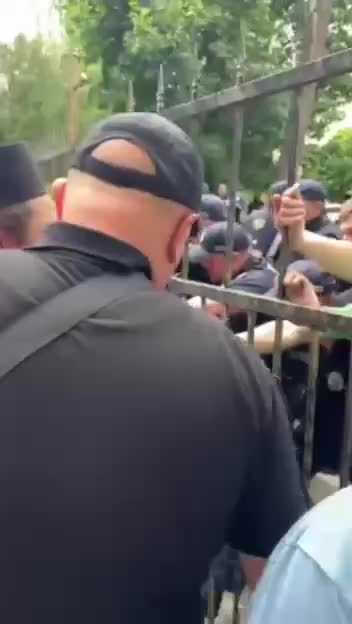 Попытка захвата Свято-Духовского собора УПЦ в Черновцах вызывает протест прихожан