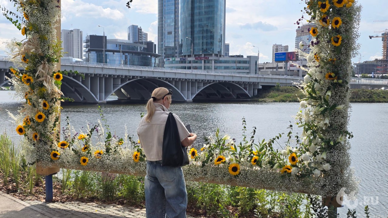 «Атмофест» открылся в Екатеринбурге. Он стал в два раза больше и в два раза более охраняемым  Как и в прошлом году, площадкой фестиваля ландшафтного искусства стала набережная за Макаровским мостом. Организаторы учли ошибки прошлого, когда пространство разгромили вандалы, поэтому на протяжении всего фестиваля территорию будут охранять.   Каждый день до 24 августа на площадке запланированы разные активности, концерты и мастер-классы. А пока вы работаете — можете заценить одним глазком, как преобразилась набережная.     Новости из Екатеринбурга