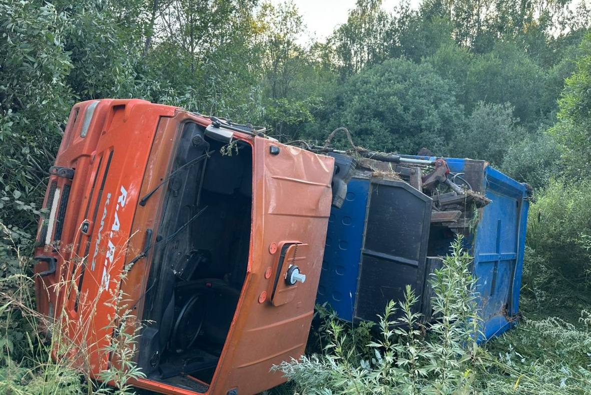 В Омутнинском районе пострадал пассажир перевернувшегося КАМАЗа В понедельник, 28 июля, в 15 часов, в Омутнинском районе произошла авария с участием большегрузной техники. На 40 км автодороги «Ежова – Залазна - Глазов» 58-летний водитель КАМАЗа не справился с управлением и съехал с дороги. Грузовик опрокинулся. В результате травмы получил 21-летний юноша–пассажир, сообщили в ГИБДД. Фото: