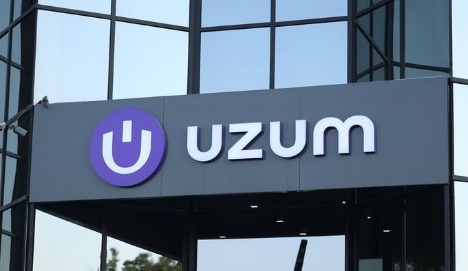 Uzum планирует выпуск евробондов на 300 млн в 2026 году Uzum планирует дебютный выпуск евробондов на сумму 300 млн в первой половине 2026 года Об этом сообщает Bloomberg со ссылкой на сооснователя и директора по стратегии и развитию бизнеса компании Николая Селезнёва Компания также начала подготовку к возможному первичному публичному размещению акций IPO в 2027 году В качестве площадок рассматриваются Гонконг Абу Даби и американская биржа Nasdaq В марте Uzum выпустил свои первые облигации на сумму 300 млрд сумов на Республиканской фондовой бирже Тошкент при участии брокера Alkes Выпуск беззалоговых облигаций был рассчитан на институциональных инвесторов при этом крупнейший пакет приобрёл частный банк Однако по словам Николая Селезнёва местный фондовый рынок не способен удовлетворить амбициозные планы компании по финансированию Объемы торгов на Ташкентской фондовой бирже всё ещё не соответствуют амбициям страны Поэтому мы рассматриваем и другие источники отметил он Сооснователь и руководитель группы компаний Uzum Джасур Джумаев на Ташкентском международном инвестиционном форуме сообщил о планах по наращиванию ликвидности в среднесрочной перспективе По его словам это может происходить в разных форматах через IPO стратегическое партнерство или создание глобального альянса с крупными компаниями региона Если говорить о мероприятиях в сфере ликвидности то возможно в ближайшие 2 3 года вы увидите такие инициативы Я был бы рад провести IPO это моя мечта добавил Джумаев В августе Uzum привлек 70 млн инвестиций от китайского холдинга Tencent владелец WeChat и международного инвестиционного фонда VR Capital Для Tencent это первая технологическая инвестиция в компанию из Узбекистана После привлечения средств оценка экосистемы Uzum достигла примерно 1 5 млрд Привлечённые инвестиции будут направлены на развитие финтех инфраструктуры расширение продуктовой линейки создание цифровых e commerce решений и укрепление позиций Uzum на рынке онлайн торговли и финансовых технологий ТГ канал uzbekvc