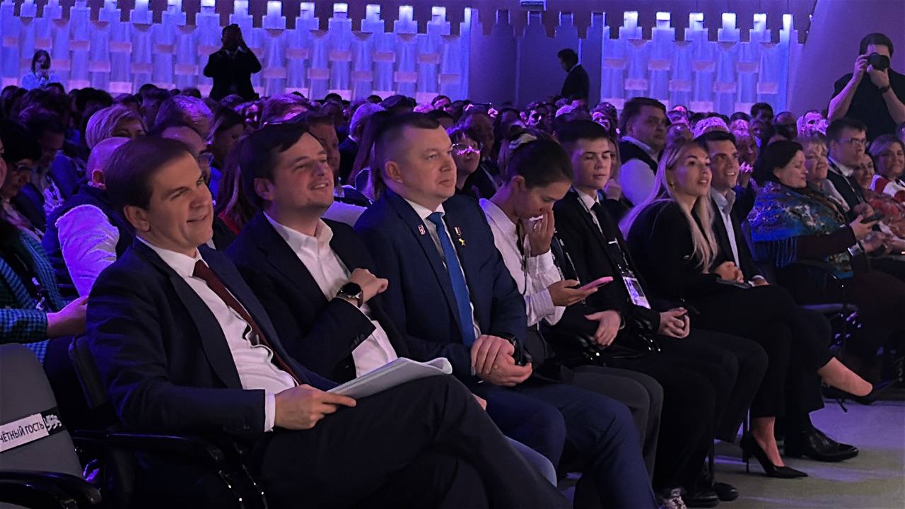 в НЦ Россия стартует награждение Всероссийского конкурса команд вузов по молодежной политике и воспитательной деятельности Награждение проходит в рамках Всероссийского конгресса по молодежной политике и воспитательной деятельности На конкурс поступило 866 заявок со всей страны В финале участвовали 143 команды  Победители будут определены в 6 номинациях 1  Патриотическое воспитание и единство народов России 2  Медиа и творчество 3  Добровольчество и экология 4  Профориентационная работа и работа с выпускниками 5  Спорт и туризм 6  Молодые семьи и социальная сфера  И в 2 специальных номинациях 1  Просветительская деятельность 2  Самая молодежная команда мечты НОП