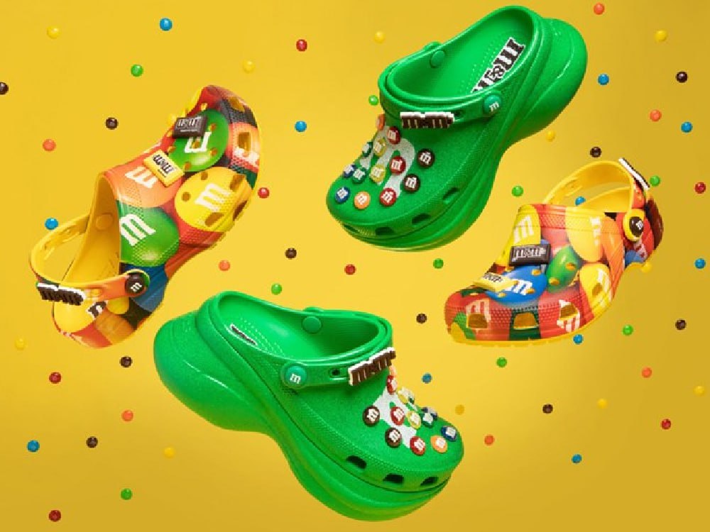 Crocs выпустили конфетную коллекцию с M Ms M M s и Crocs представили новую лимитированную серию сабо и джибитсов Коллекция поступит в продажу 9 октября она будет продаваться в 50 странах через онлайн платформы и официальных дистрибьюторов Всего будут доступны две модели сабо M M s Classic Clog и M M s Bae Clog и набор джибитсов Дизайн посвящен персонажам популярных во всем мире конфет Читать полностью коллаборация