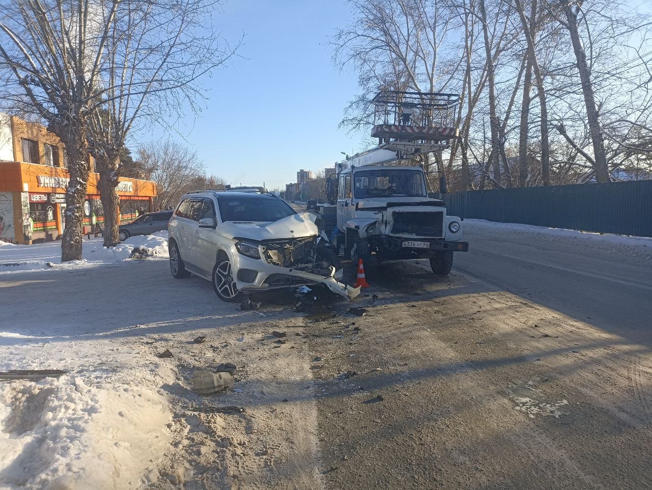 «Мерседесом» – в автовышку  В Бердске дорогой автомобиль Mercedes-Benz врезался в автовышку энергетиков.  Водитель не справился с управлением, когда на своей машине ударил от экипажа ППС. Причина скрываться была веской – водитель был пьян. По словам источника, знакомого с ситуацией, в своём доме в микрорайоне Изумрудный мужчина накинулся на супругу и поколотил её.  Жена терпеть побои и прощать мужа не стала и вызвала полицейских. А распустивший руки агрессор не нашел ничего лучше, как сесть в машину и сбежать. Погоня была не долгой: остановила пьяного дебошира ехавшая по дороге автовышка.  Как уверяют местные СМИ, за рулём Mercedes был депутат горсовета Искитима с четырьмя погашенными судимостями – два хулиганства, алименты, угроза убийством и умышленное причинение вреда здоровью средней тяжести. В Искитиме он известен своей борьбой с беспределом грузовиков, водители которых не соблюдают ПДД и правила перевозки.  Водитель отказался что-либо комментировать. Его задержали.  Фото: АвтоБердск  Вести Новосибирск