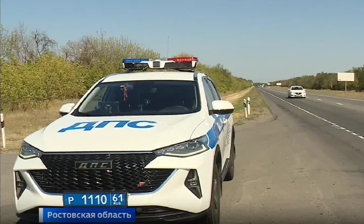 На дорогах Ростовской области появилась система, фиксирующая езду без прав  В Ростовской области появилась система фиксации нарушений «АвтоУраган-МС», рассказали в региональной Госавтоинспекции каналу «Вести Дон». Она способна фиксировать не только превышение скорости и непристёгнутый ремень, но и езду без прав. Также «Ураган» автоматически определяет, есть ли у водителя проблемы с документами и не находится ли машина в угоне.    Система нестационарная: её камеры расположены на проблесковом маячке машины, и всё, что происходит вокруг автомобиля, транслируется на экран в салоне. «Ураган» фиксирует нарушения автоматически и постоянно. В Ростовской области такая система пока что одна.    Кроме того, система умеет выписывать штрафы за парковку в неположенном месте. Для этого инспекторам достаточно проехать мимо машины нарушителя два раза с промежутком в 15 минут  это предельное количество времени, которое даётся водителю, чтобы покинуть запретную зону и избежать штрафа .    За один рейд система фиксирует более 30 случаев превышения скорости и выписывает около 40 штрафов за неправильную парковку.   Подписаться на "Новости Ростова"    Прислать новость