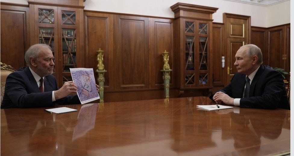 В ходе рабочей встречи с Владимиром Путиным художественный руководитель Мариинского и Большого театров Валерий Гергиев представил результаты поездки в Нальчик и Владикавказ Маэстро поделился планами по созданию театра который увековечит имя великого дирижера Юрия Темирканова а также рассказал о восстановлении трех концертных площадок во Владикавказе Вы знаете я вчера был во Владикавказе а позавчера в Нальчике Долгожданное для меня событие мы дали огромный концерт памяти Юрия Хатуевича Темирканова в Нальчике И с главой пообщались Мы говорили о том что в Нальчике будет театр достойный имени великого сына народа Кабардино Балкарии Мне кажется что и симфонические и оперно балетные возможности там при определённой поддержке можно будет создать Во Владикавказе я вырос и мы там не привлекая государственные средства привели в порядок уже три довольно интересных площадки http www kremlin ru events president news 79220