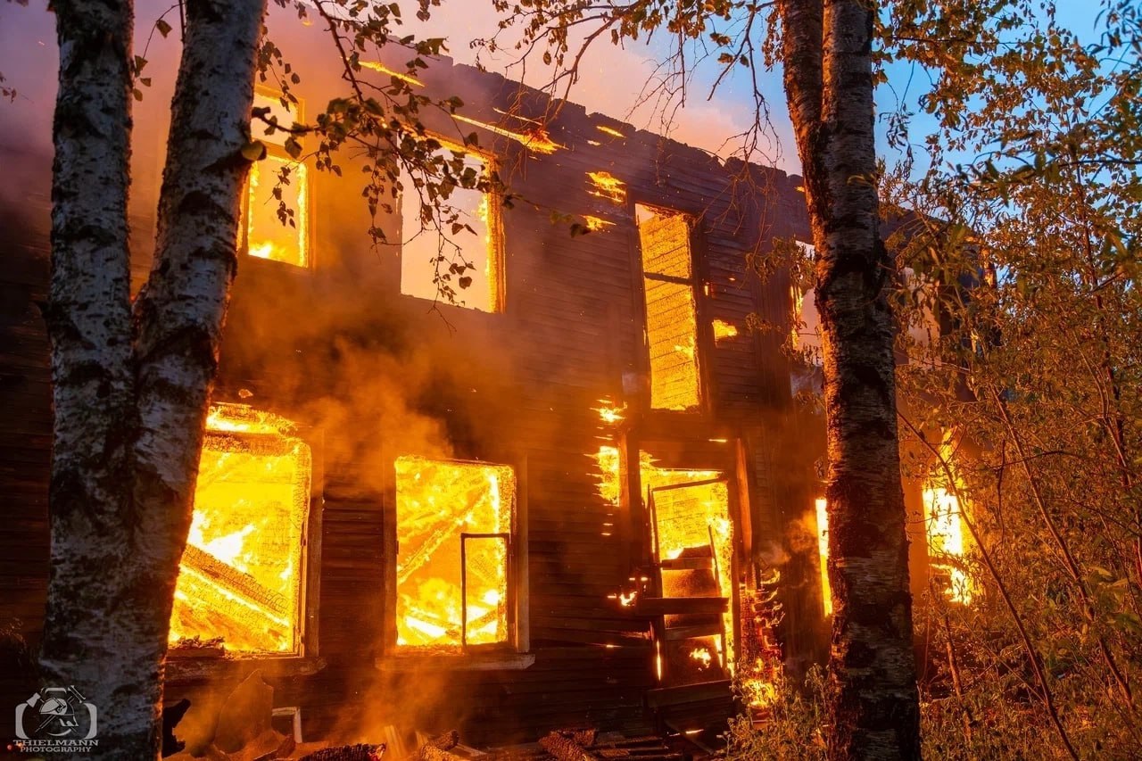 Жуткий пожар на окраине Архангельска тушили более 7 часов В столице Поморья стёрт с лица земли очередной расселённый дом. Сообщение о возгорании в двухэтажном расселённом доме на улице Победы, 156 поступило в экстренные службы в 21:23. Из-за позднего обнаружения возгорания пламя быстро охватило всё здание и представляло угрозу соседнему жилому дому, жильцов которого эвакуировали. Полностью ликвидировать пожар на площади 450 квадратных метров удалось лишь в 4:45. Здание уничтожено огнём полностью, пострадавших нет. Причины пожара устанавливаются. Фото: Илья Тильман
