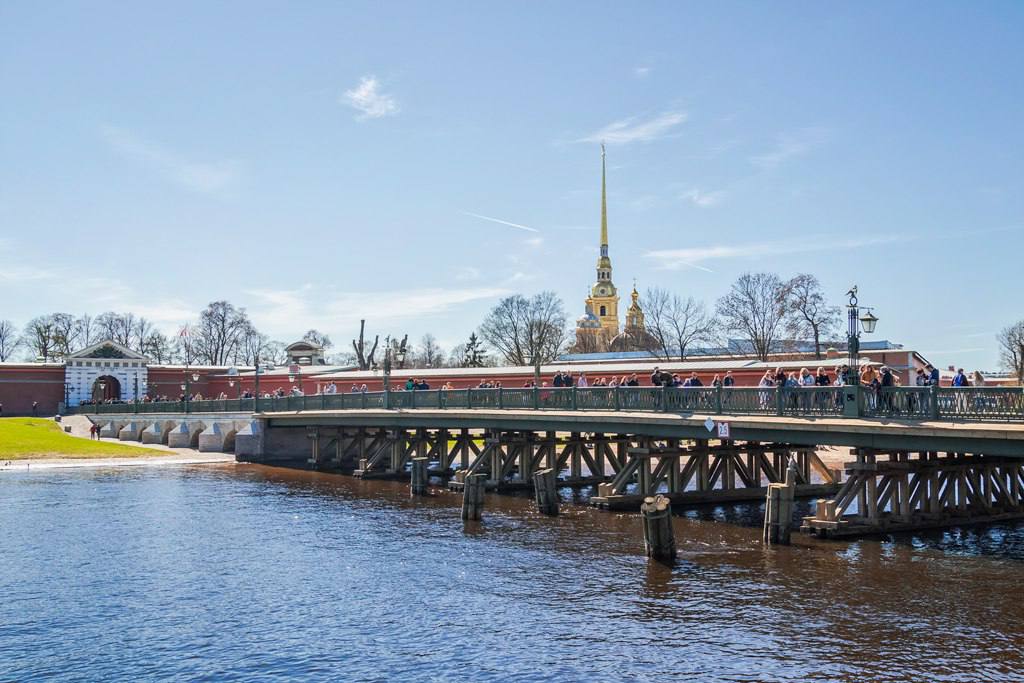 У Петропавловской крепости построят новый временный мост      Эта конструкция заменит Кронверкский мост на период его реставрации, которая продлится до апреля 2025 года.     Капитальный ремонт деревянного моста является редким проектом по его сохранению, а некоторые его элементы позже передадут в Музей мостов.   ФЛЭШ ПИТЕР   ПРЕДЛОЖКА