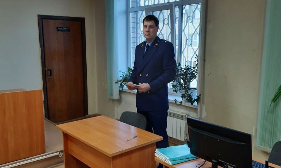 В Балаково вынесен приговор по делу о невыплате заработной платы Прокуратура г. Балаково поддержала государственное обвинение по уголовному делу по обвинению 45-летнего жителя города. Он признан виновным по ч. 2 ст. 145.1 УК РФ частичная и полная невыплата заработной платы . Установлено, что в период с сентября 2023 года по май 2024 года мужчина, являющийся генеральным директором ООО "Монтажно-производственое объединение "Технология" допустил частичную свыше 3 месяцев и полную свыше 2 месяцев невыплату заработной платы 57 работникам организации, чем нарушил их конституционные права на вознаграждение за труд и достойное проживание. В результате чего у него перед работниками образовалась задолженность на общую сумму около 5 млн рублей. Подсудимый свою вину в инкриминируемом деянии признал полностью, в содеянном раскаялся. Суд назначил виновному наказание в виде штрафа в размере 200 тыс. рублей.
