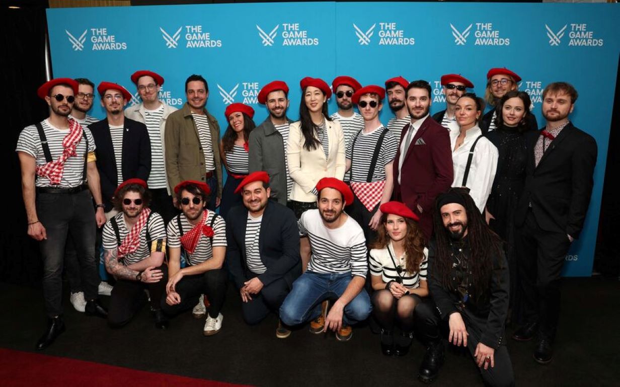 Вы изменили наши жизни и это просто чудесно С таким обращением к фанатам выступил Гийом Броше гейм директор игры Clair Obscur Expedition 33 завоевавшей титул Игры года по версии премии The Game Awards Она также взяла пальму первенства в таких номинациях как лучшая независимая игра лучший сюжет и лучшее художественное оформление Отдельно отмечается что это первый раз в истории данной премии когда игрой года стал продукт из Франции до этого претендентов от Ubisoft с завидной регулярностью отфутболивали Стоит отметить что студия Sandfall Games разработавшая Clair Obscur Expedition 33 состоит как раз из бывших сотрудников Ubisoft Братья Говно Гиймо сейчас явно кусают локти КУЛЬТУРА НАГРАДЫИПРЕМИИ Колючий Телеграм Колючий Дзен Youtube