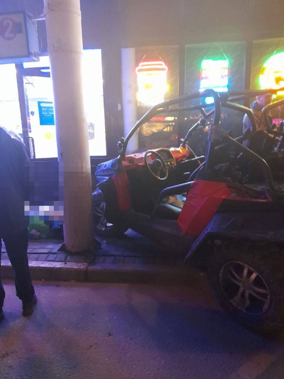 В Тучково под Рузой молодой человек на багги въехал в людей на автостанции Несколько человек пострадали одну женщину отбросило ударом а вторая оказалась под колёсам обеих увезли в больницу Подписаться Прислать новость