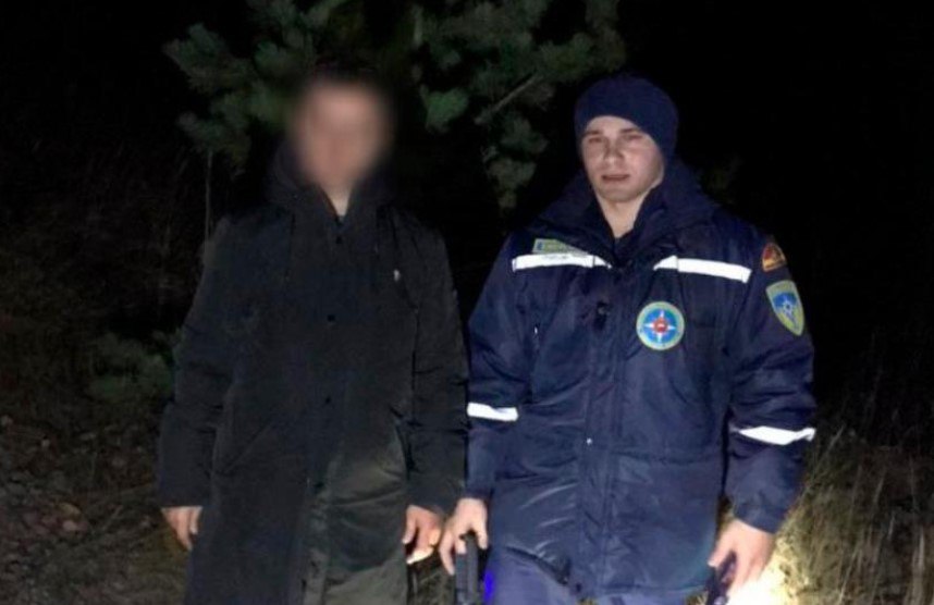 Житель Челябинской области заблудился в сумерках на горе Сугомак В субботу 11 октября турист одиночка отправился на гору Сугомак и заблудился при спуске В сумерках он потерял ориентировку и случайно ушел на противоположный от тропы склон Турист смог дозвониться до экстренных служб На его поиски оперативно выехал Кыштымский поисково спасательный отряд Нашли туриста быстро мужчину довезли до его личной машины Подписаться Прислать новость Подпишись на МАХ