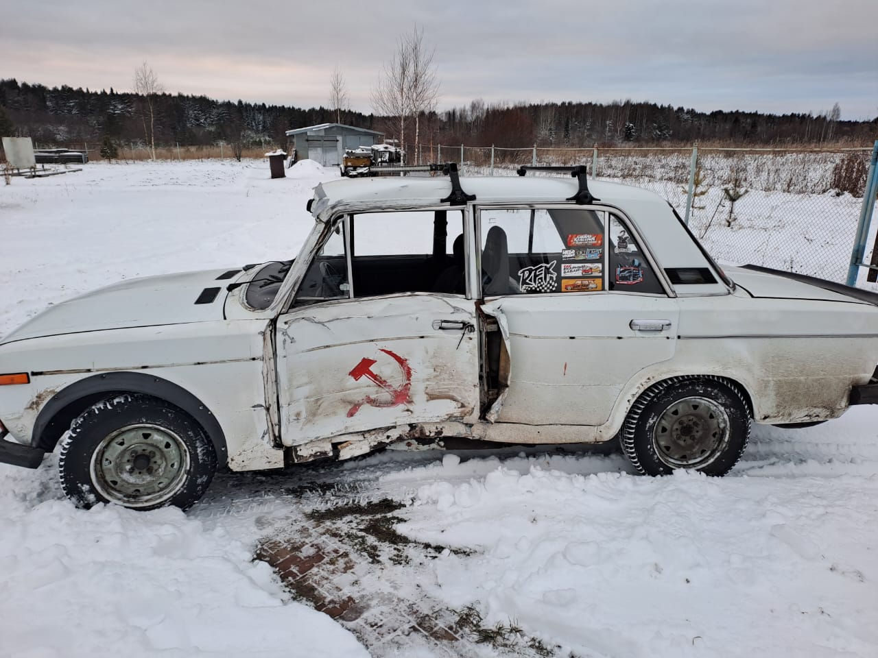 ‼  Весьма приметная "шестерка" попала в ДТП в д.Сапожнята в Слободском районе. На ул. Барминской 19–летний водитель "ВАЗ-2106" не справился с управлением и врезался в опору линии электропередач. В результате аварии водитель и его 26–летний пассажир получили травмы.