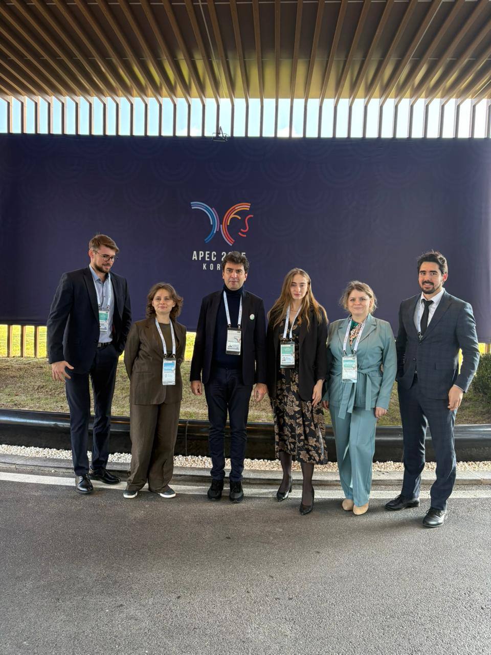 АТЭС День четвертый 29 октября среда Процесс согласования итоговых документов недели лидеров и саммита выходит на финишную прямую Возглавляю межведомственную российскую команду переговорщиков На передовой ведущихся построчных консультаций по тексту ведущие профильные российские эксперты Анна Клюхина начальник отдела МИД России Дарья Ноженко начальник отдела Минэкономразвития России Ильдар Халилюлин начальник отдела Минэкономразвития России Катерина Адрианова третий секретарь ДЭС МИД России Александр Шавлов консультант Минэкономразвития России Наша страна эффективно отстаивает национальные интересы выступает с востребованными конструктивными предложениями формирует взаимовыгодные подходы к будущему экономическому сотрудничеству в АТЭС Добиваемся прорывных коллективных договоренностей способствующих реализации долгосрочной комплексной цели в АТР формирования открытого динамичного жизнеспособного и мирного сообщества в регионе к 2040 году Продвигаем стратегические российские установки направленные на построение Большого Евразийского партнерства укрепление коллективного потенциала в области торговли инвестиций цифровой экономики энергетики продовольственной безопасности и демографической политики Предлагаем конкретные идеи по наращиванию всесторонней связуемости с опорой на континентальные транспортные маршруты через российскую территорию Северный морской путь грузовые перевозочные коридоры Север Юг и Восток Запад Вместе с широким кругом единомышленников вырабатываем сбалансированные решения для энергетической отрасли которые бы обеспечивали безопасность и доступ к соответствующим ресурсам за счет международного сотрудничества использования принципа технологической нейтральности применения искусственного интеллекта и задействования природного газа