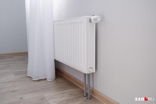 Губернатор Виталий Хоценко провел большую пресс конференцию Главный редактор ngs55news Ангелина Назарчук уточнила у главы региона когда в области станет меньше перебоев с отоплением Виталий Хоценко заявил что система ЖКХ в регионе была недофинансирована десятилетиями Поэтому ей необходимо обновление Ситуация такая не только в нашем регионе но и по всей стране поэтому президентом принято решение помочь регионам Для этого создано два новых механизма это МКИ модернизация коммунальной инфраструктуры по сути это новый нацпроект И второй механизм это казначейские инфраструктурные кредиты Мы по этим программам порядка 1 5 1 6 млрд получили на три года и помогаем ресурсоснабжающим организациям и муниципалитетам решать эту проблему Губернатор отметил что выделенные средства будут направлять на обустройство водоотведения водоснабжения и теплоснабжения Будьте в курсе даже офлайн NGS55 в MAX