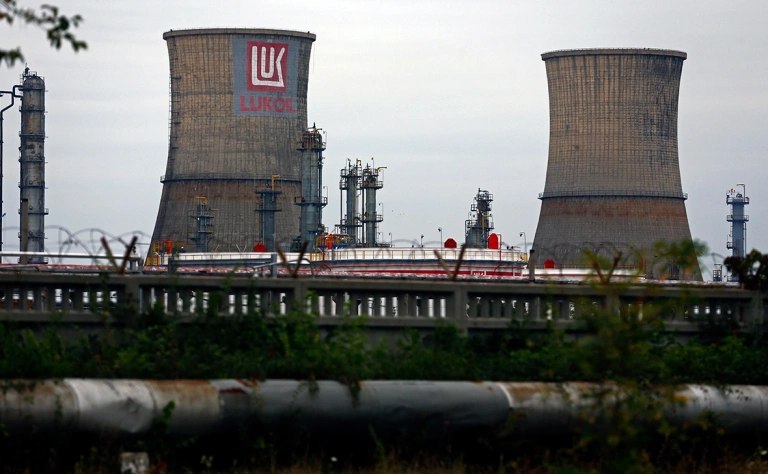 В Румынии на нефтезаводе Petrotel Lukoil пострадал сотрудник В Румынии 20 октября сотрудник подрядной компании Felbermayer SRL получил травмы во время капитального ремонта на нефтеперерабатывающем заводе Petrotel Lukoil Пострадавшего госпитализировали в больницу округа Прахова По данным медиков мужчина находился в сознании и в стабильном состоянии Подробнее anhor uz world lukoil 3 anhoruz Новости события мнения Мобильное приложение IOS Android