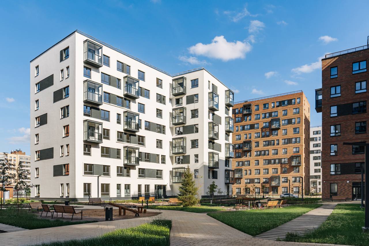 Заметили что Самолет активно расширяется за счёт КРТ в регионах В чем суть В 2025 году застройщик выступал в роли оператора комплексного развития территорий в Московской области Санкт Петербурге Нижнем Новгороде и Екатеринбурге Подробнее об этом ЗДЕСЬ В этом же 2026 году Самолет планирует переселить порядка 860 семей из ветхого и аварийного жилья в новые квартиры в этих регионах Законы стройки в MAX