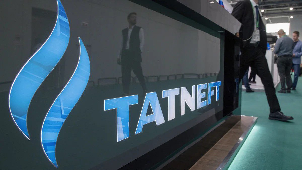 Чистая прибыль «Татнефти» по РСБУ в I квартале упала в 1,8 раза Финансовые показатели компании демонстрируют снижение по сравнению с прошлогодними результатами. Финансовые результаты I квартал 2025 vs I квартал 2024 : - Чистая прибыль упала на 45% с 68,4 млрд до 37,3 млрд руб. - Выручка снизилась на 5,4% с 382,1 млрд до 361,4 млрд руб. - Прибыль до налогообложения упала на 48% с 87 млрд до 45,4 млрд руб. На фоне квартального спада по РСБУ, по итогам 2024 года компания показала рост: - +6,3% чистой прибыли по МСФО до 306,14 млрд руб. - +27,8% выручки На запрос о причине падения чистой прибыли в пресс-службе компании не ответили. Фото: Коммерсантъ / Артемий Шуматов