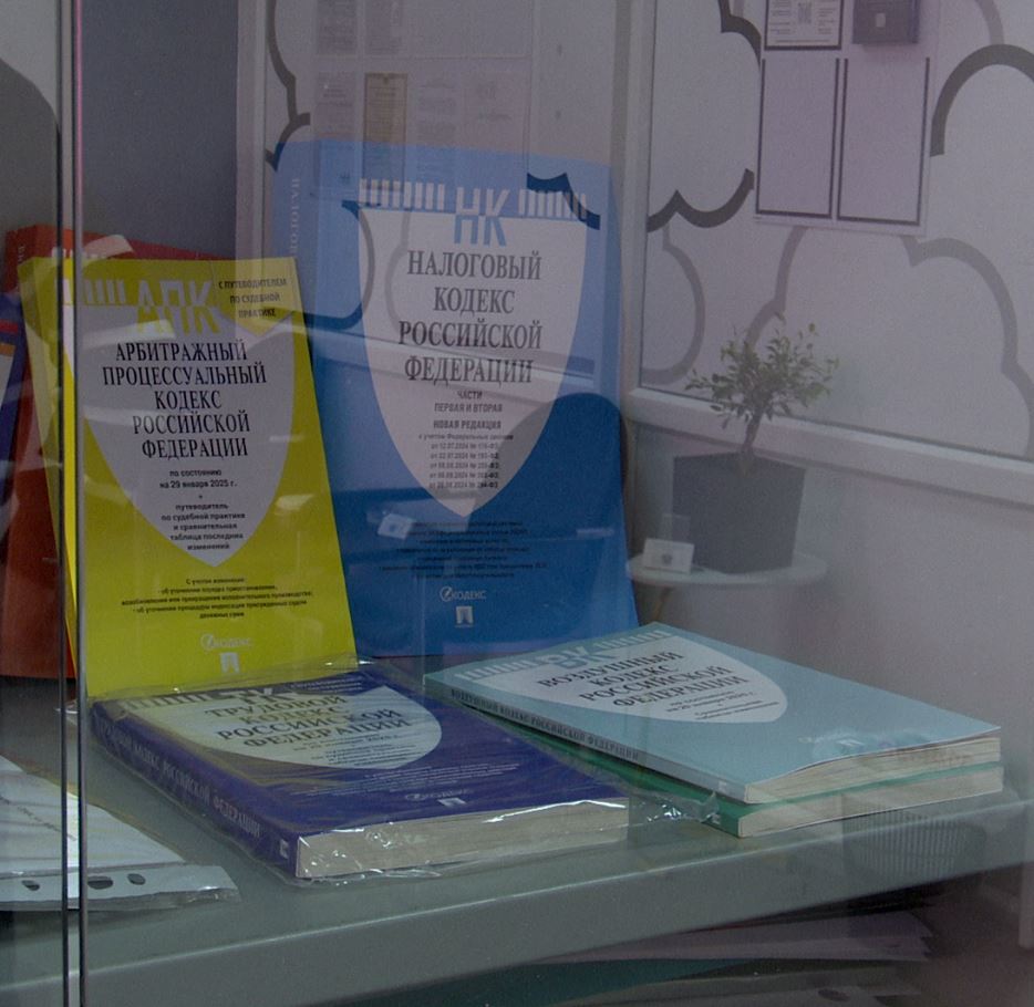 В Орле возбуждено уголовное дело о налоговом уклонении на 55 млн рублей В региональном СКР возбудили уголовное дело в отношении гендиректора местного ООО занимающегося производством продуктов питания Женщину подозревают в уклонении от уплаты налогов в крупном размере По данным следствия с 2021 по 2023 годы руководительница реализовала в компании схему искусственного документооборота Цель искажение налоговой и бухгалтерской отчётности путём переноса налоговых рисков на 10 подконтрольных формально существующих организаций В результате был минимизирован подлежащий уплате НДС и не уплачен налог на прибыль организации Общий ущерб причинённый бюджету превышает 55 млн рублей Уголовное дело возбуждено на основании материалов от орловского Управления налоговой службы и по результатам оперативно розыскной деятельности региональных управлений ФСБ и МВД В настоящее время планируют наложить арест на имущество предприятия для возможной конфискации и возмещения ущерба