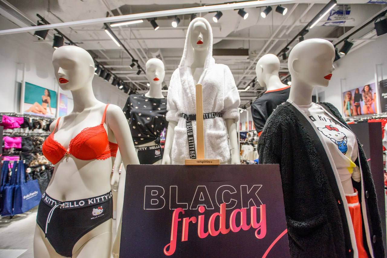 Мошенники используют грядущие распродажи в Чёрную пятницу для обмана россиян рассказал агентству РИА Новости эксперт НТИ Тимофей Воронин Аферисты рассылают в мессенджерах или через почту письма с информацией о фейковых выигрышах скидках и подарках К таким сообщениям прикреплены фишинговые ссылки через которые злоумышленники выманивают данные и деньги Чёрная пятница международный день распродаж который проходит в последнюю пятницу ноября В дни акции магазины и маркетплейсы делают значительные скидки на популярные товары Сергей Ермохин ДП Подписаться на ДП в Telegram MAX