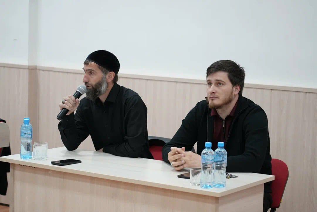 В Ингушском государственном университете прошла встреча по профилактике экстремизма и терроризма Комитет по делам молодежи совместно с представителями МВД и Министерства образования и науки Республики Ингушетия провели профилактическую встречу со студентами Ингушского государственного университета. Участники мероприятия обсудили угрозы, с которыми сталкивается современная молодежь в цифровом пространстве. Особый акцент был сделан на вербовку через соцсети и влияние деструктивных зарубежных идеологий. Студентам объяснили, как не поддаться манипуляциям и сохранять критическое мышление. Хизир Вышегуров, начальник отдела национального образования Министерства образования и науки РИ, отметил: «Мы не просто информируем, мы формируем иммунитет у молодых людей — к фейковым идеям, к радикализму, к подмене ценностей. Образованный человек — это всегда человек, умеющий отличать правду от провокации». Такие встречи — важный шаг к формированию безопасного и осознанного будущего молодёжи региона. #КоммолодежиИнгушетии #КомитетПоДеламМолодёжи